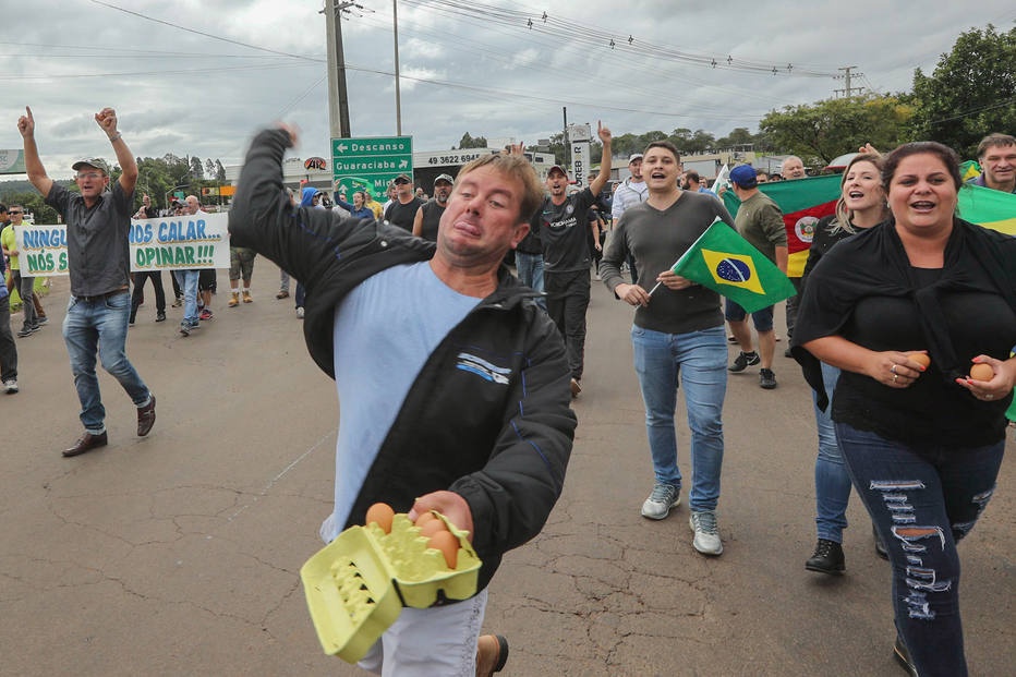 Lê Notícias Política Manifestantes Recebem Caravana De Lula