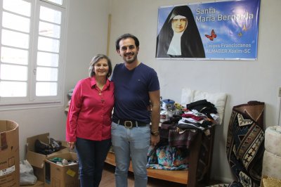 A voluntária Lorenci e o pároco frei Alex recebem as doações da comunidade e as repassam aos que necessitam (Foto: Janquieli Ceruti/LÊ)