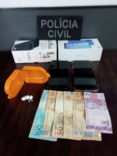 Além da droga, foram apreendidos celulares, dinheiro e objetos relacionados à traficância