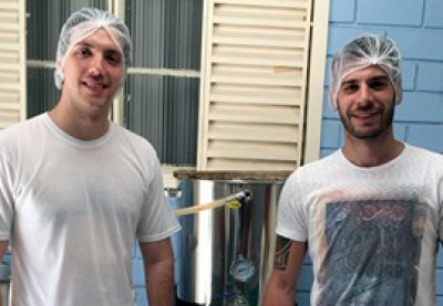 Gedeão e Marcio, que ficaram com a medalha de bronze em Blumenau, atualmente estão produzindo três tipos de cerveja em Xaxim (Foto: Divulgação/LÊ)
