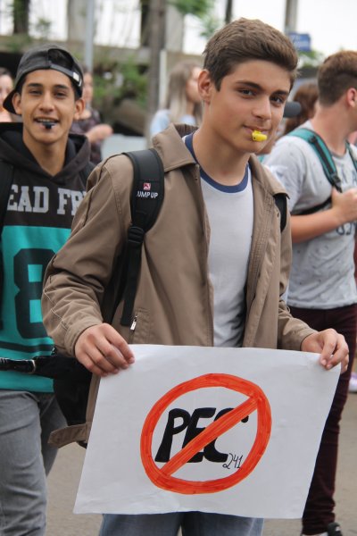 Manifestantes portavam cartazes com apoio a reivindicações nacionais (Fotos: Janquieli Ceruti/LÊ)