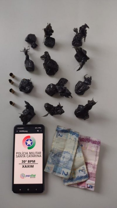 Policiais militares encontraram dinheiro, drogas fracionadas para venda e cartuchos deflagrados