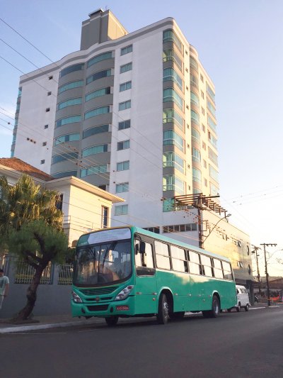 Seguros e econômicos, ônibus agora são alternativas para se locomover na cidade (Foto: Axe Schettini/LÊ)