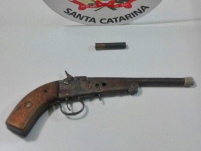 Uma garrucha calibre .38 foi apreendida pelos policiais (Foto: Polícia Militar)