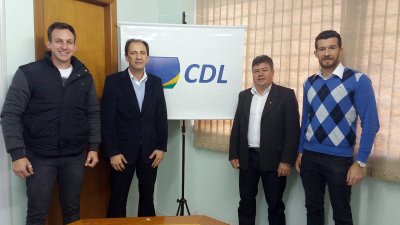 Rodrigo Savarís, Presidente da CDL de Xaxim, com dirigentes do Sicredi (Foto: CDL de Xaxim)