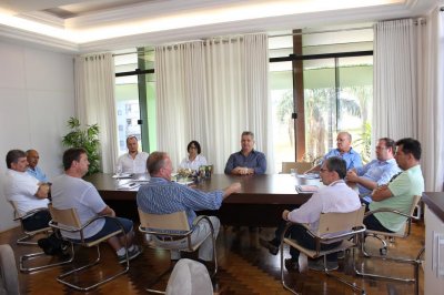 Presidente do Deinfra e equipe de governo reuniram-se com Lírio (Fotos: Prefeitura de Xaxim)