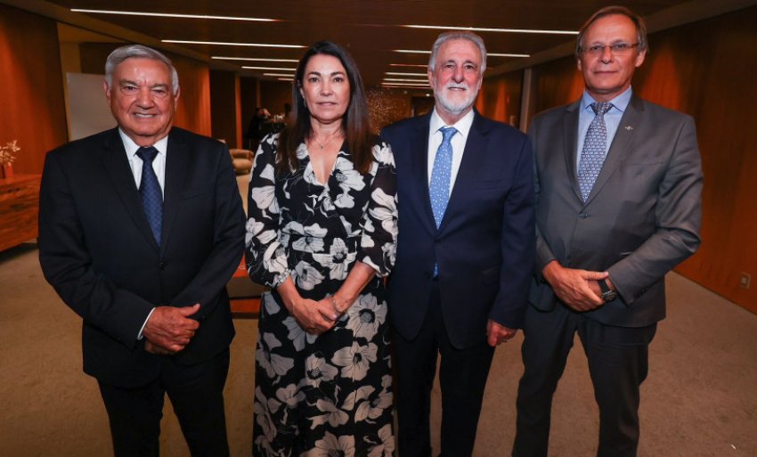 Diretoria eleita para o quadriênio 2023-2026 José Zeferino Pedrozo (esq.), Margarete Coelho, Carlos Melles e Bruno Quick