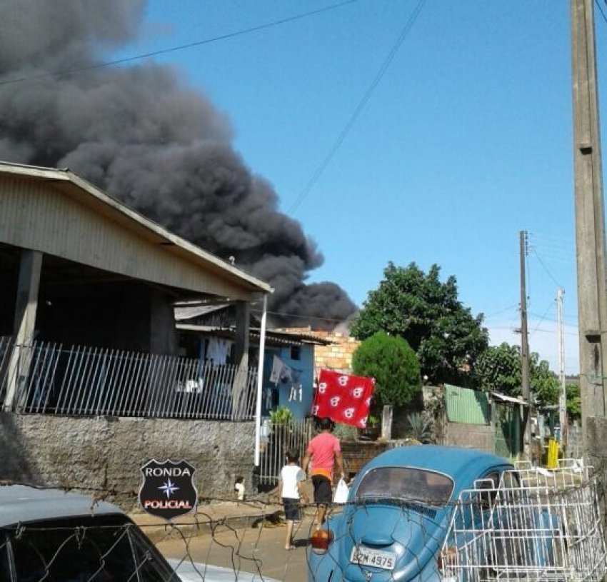 Incêndio ocorreu por volta das 9h30 deste sábado (03), no bairro Santa Terezinha em Xaxim (Foto: Ronda Policial)