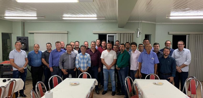 Lideranças regionais se reuniram na sede da Rádio Vanguarda, em Xaxim, com o deputado Darci de Matos