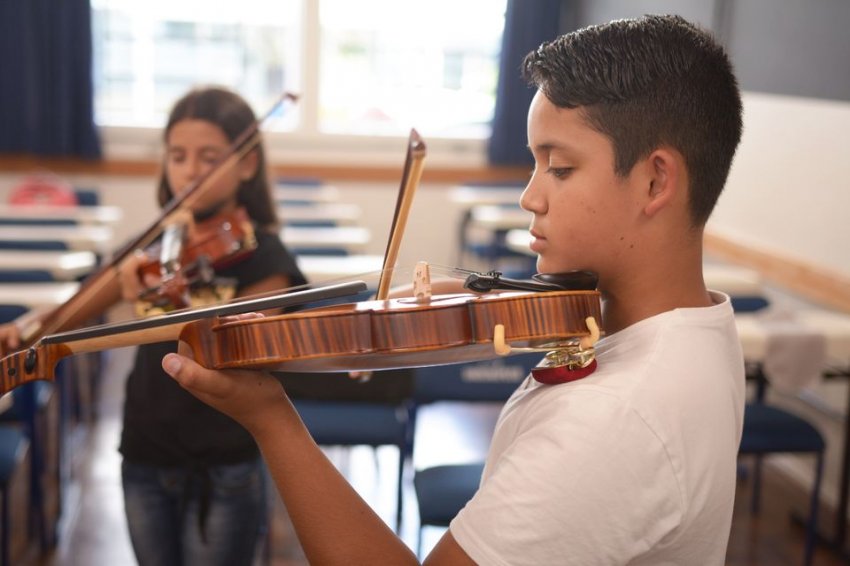 Crianças de seis a treze anos podem participar de aulas gratuitas de violino e violão através do Projeto Musicando