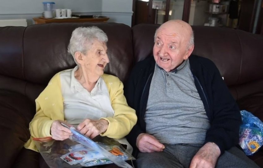 Ada Keating, de 98 anos, e o filho Tom, de 80, moram na mesma casa de repouso na Inglaterra (Foto: Reprodução)