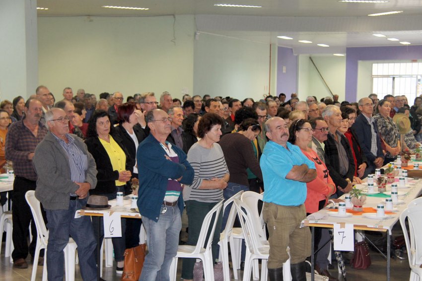 Centenas de aposentados compareceram ao almoço no Salão Paroquial da Igreja Matriz de Xaxim (Foto: Axe Schettini/LÊ)
