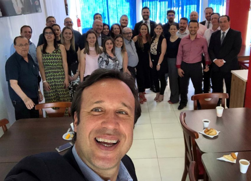 Presidente da OAB/SC, Rafael Horn, em selfie com os colegas advogados de Xaxim