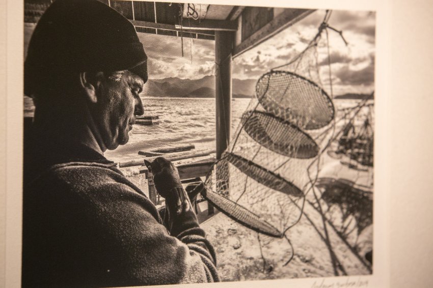A mostra retrata profissionais do Sul da Ilha de Desterro, apresentando ao público imagens diferenciadas dos trabalhadores do setor de maricultura