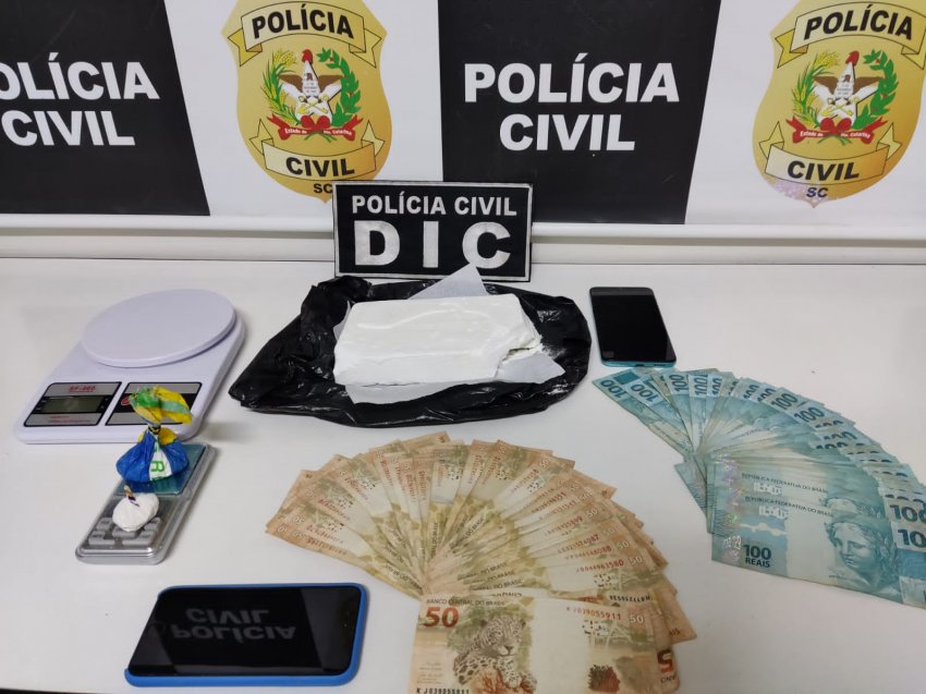 Cocaína e dinheiro foram apreendidos com o investigado