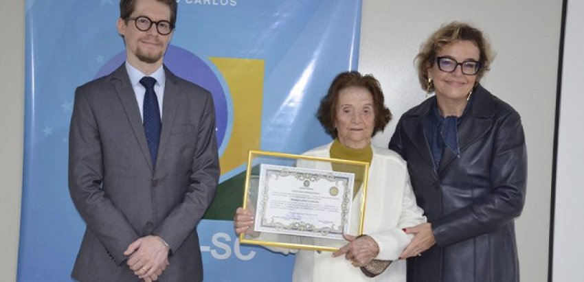 Certificado de mérito eleitoral foi entregue à dona Tranquila Pilatti, eleitora de 101 anos
