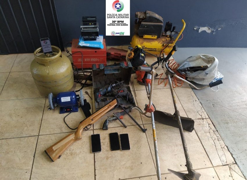 Homem de 33 anos e 19 anos mantinham objetos furtados na residência, em Ponte Serrada