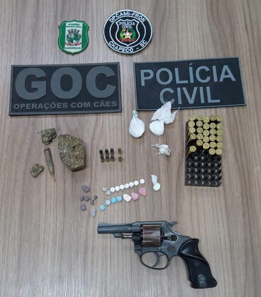 Arma de fogo, drogas e munições foram apreendidas nesta quinta-feira (21)