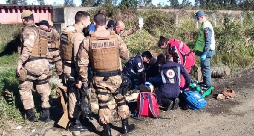 Policiais militares rodoviários salvaram crianças após uma perseguição policial, que acabou quando o carro caiu no rio Sangão, em Criciúma