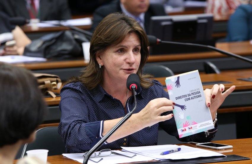 Carmen Zanotto defendendo o direito dos autistas em 2015