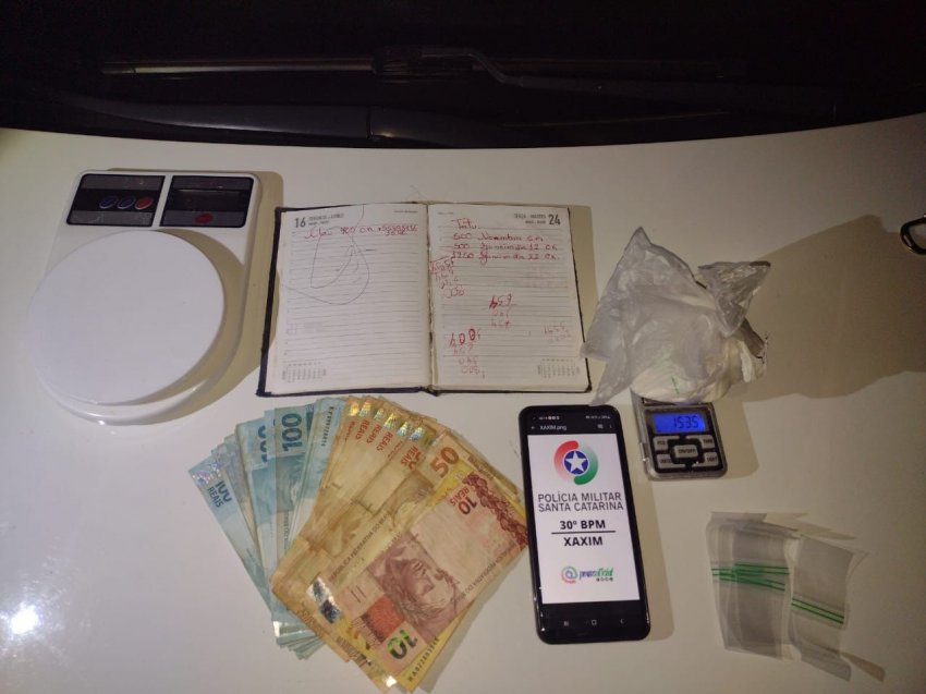 Policiais militares encontraram cocaína, dinheiro, balanças, celulares e um caderno de anotações do tráfico na casa da mulher