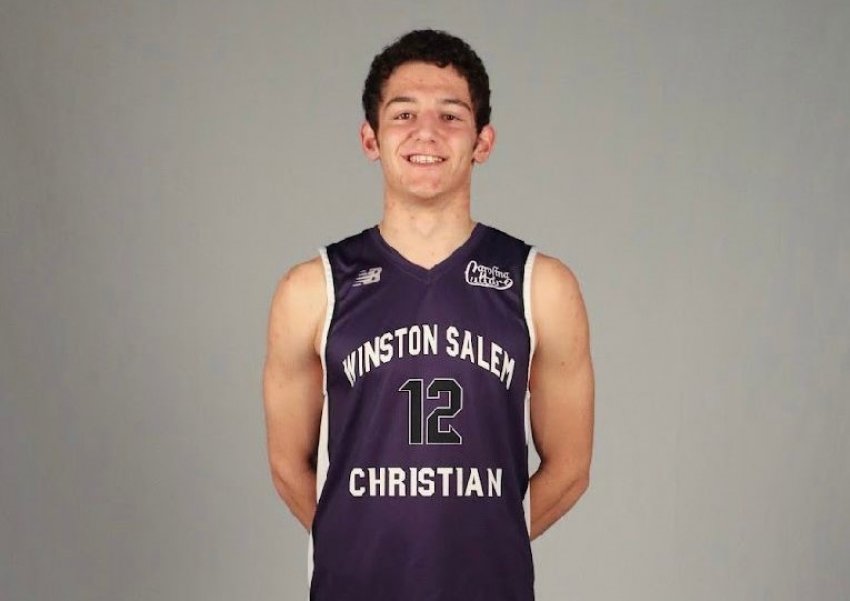 João Batalha, de 18 anos, foi escolhido para jogar basquete com a equipe da Winston Salem Christian School, na Carolina do Norte