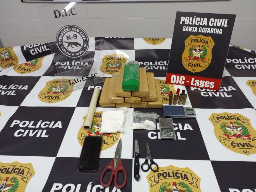 Na casa da mulher, foram encontradas 5,5 kg de maconha e cocaína, além de uma munição de espingarda