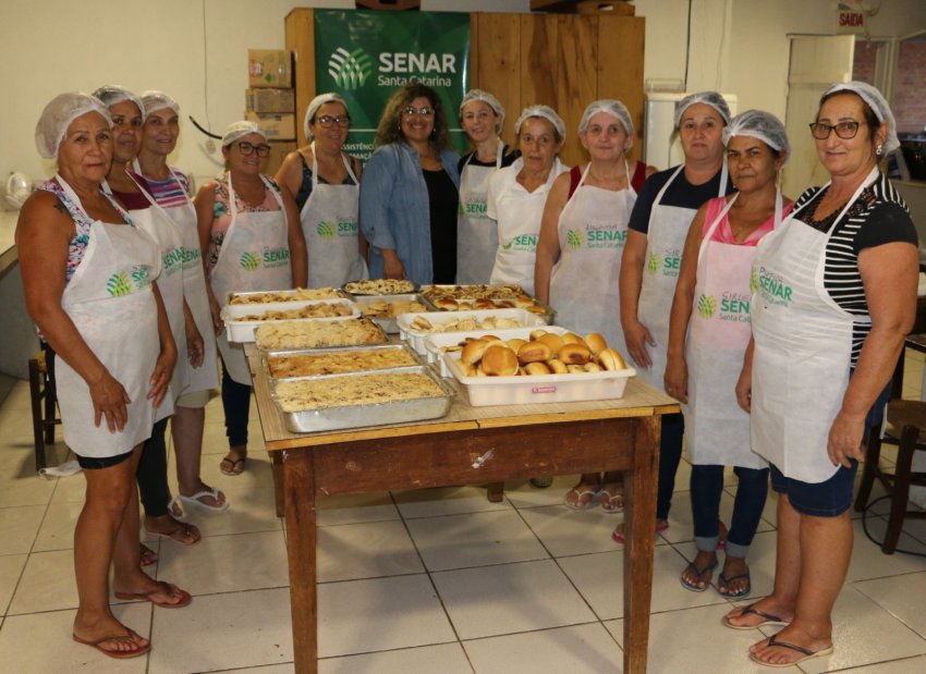 Curso reuniu 11 mulheres que estão aprendendo técnicas de produção de pães e biscoitos