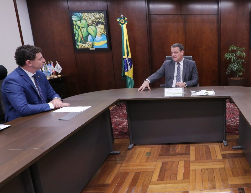 Deputado federal Rafael Pezenti se reúne com o ministro da Agricultura, Carlos Fávaro