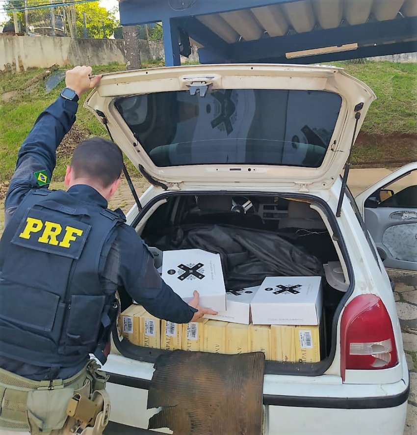 Vinhos contrabandeados foram encontrados no porta-malas, banco traseiro e banco do passageiro