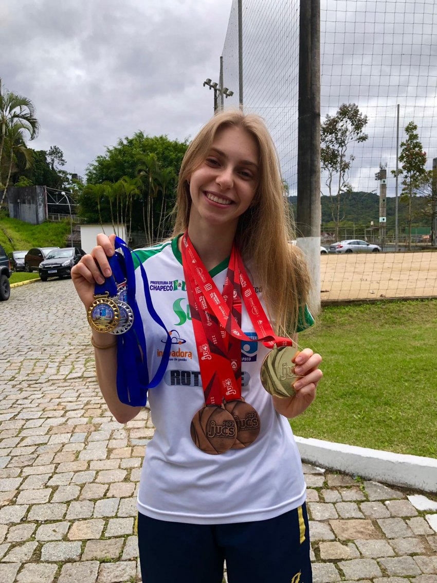 Caroline Casarin, de 18 anos, já participou de campeonatos estaduais e subnacionais, levando o nome de Chapecó pelo Brasil
