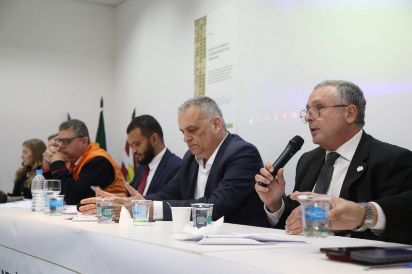 A reunião, promovida pela Câmara dos Deputados, ocorreu na sede da Associação dos Municípios do Médio Vale do Itajaí
