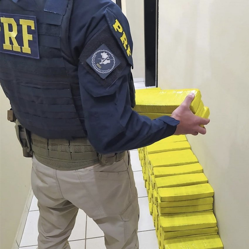 No total, 195 tabletes da droga foram encontrados no porta-malas de um carro