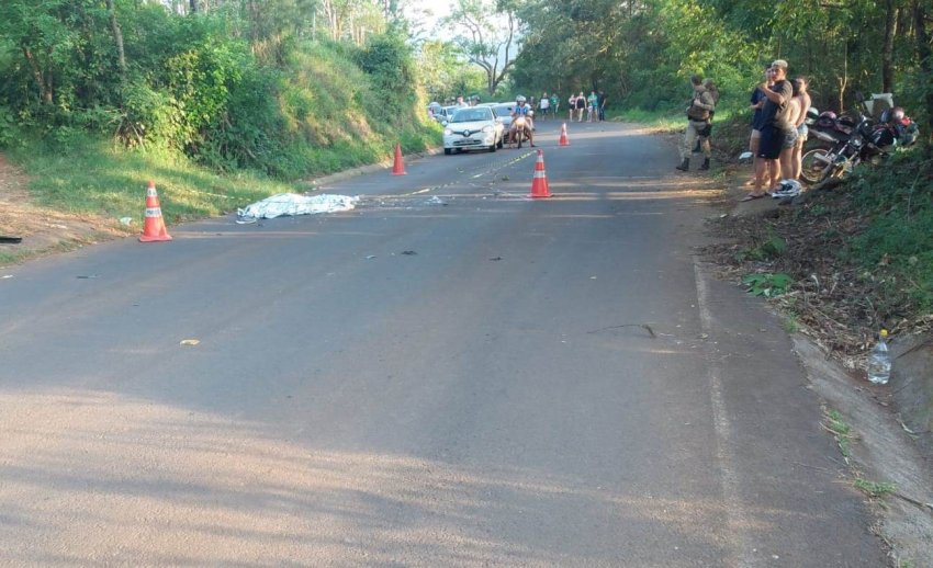 Colisão de motocicletas foi registrada neste domingo (24), nas proximidades da linha São Roque