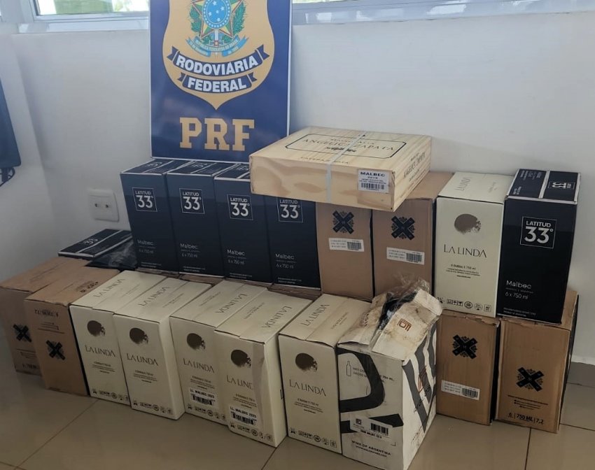 Policiais apreenderam vinho argentino em um carro na BR-163 e a mercadoria foi enviada à Receita Federal