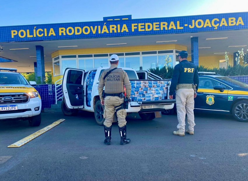 Em operação conjunta, policiais encontraram os cigarros do Paraguai, após o condutor fugir e abandonar a caminhonete carregada