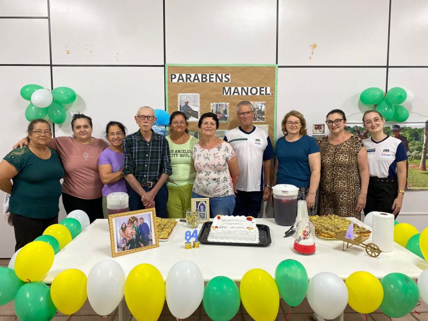 Seu Manoel Weber, aluno mais velho de Xaxim, celebrou 84 anos com festa surpresa organizada por colegas, professores e familiares no Centro de Educação de Jovens e Adultos