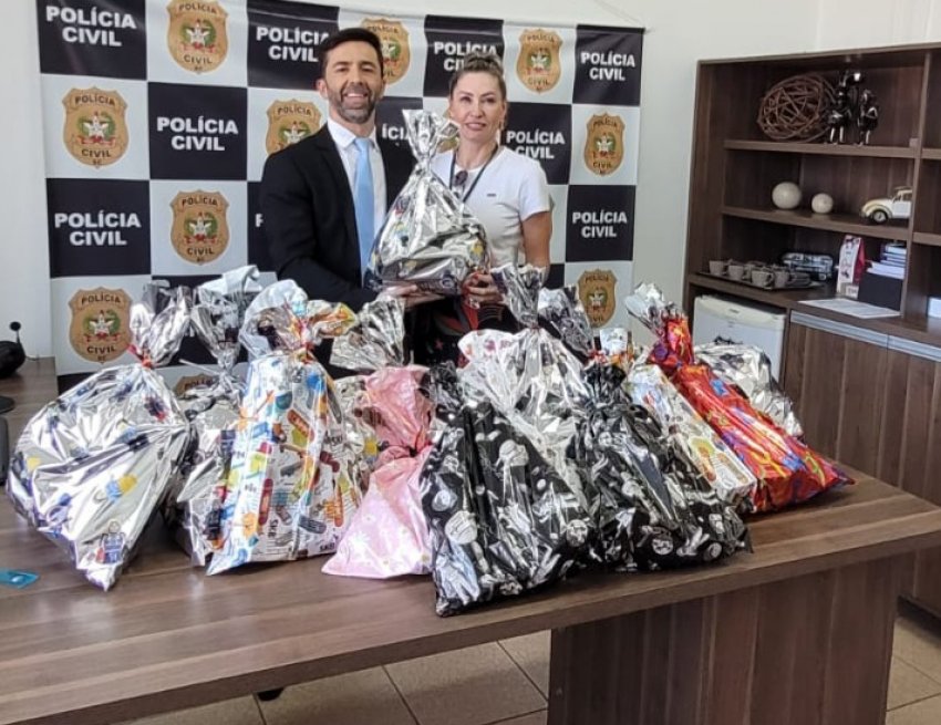 Polícia Civil entregou kits natalinos em São Lourenço do Oeste como parte de uma campanha solidária, agradecendo o apoio da comunidade na arrecadação