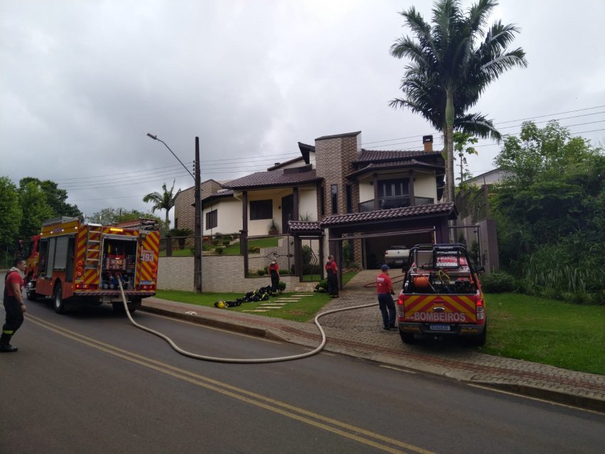 Bombeiros de Quilombo controlam incêndio em residência, originado no inversor das placas solares, evitando danos maiores e resgatando animais ilesos