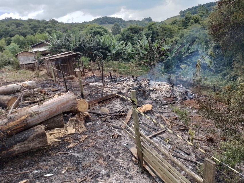 Equipe suspeita que chamas tenham começado devido a uma queima descontrolada de vegetação nas proximidades