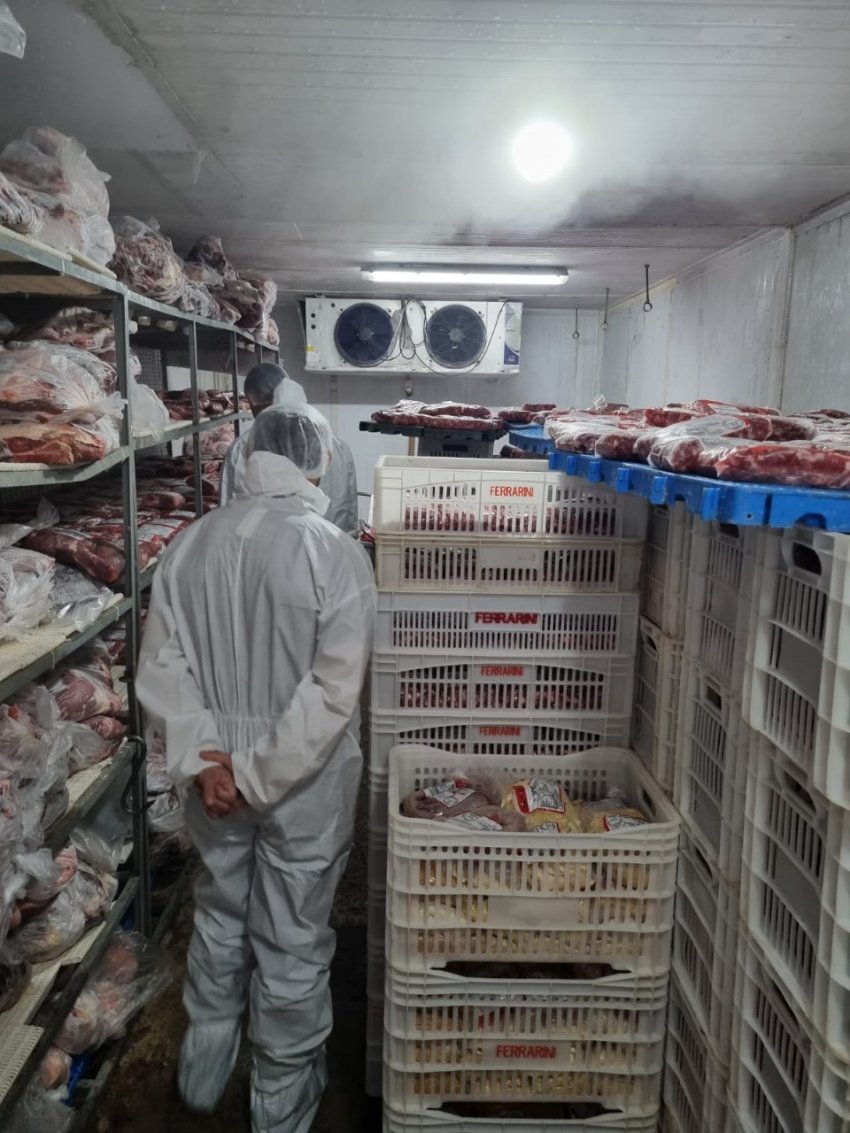 Fiscalização conjunta ao estabelecimento revelou irregularidades sanitárias e comerciais, resultando em descarte e apreensão de carne e notificação do proprietário