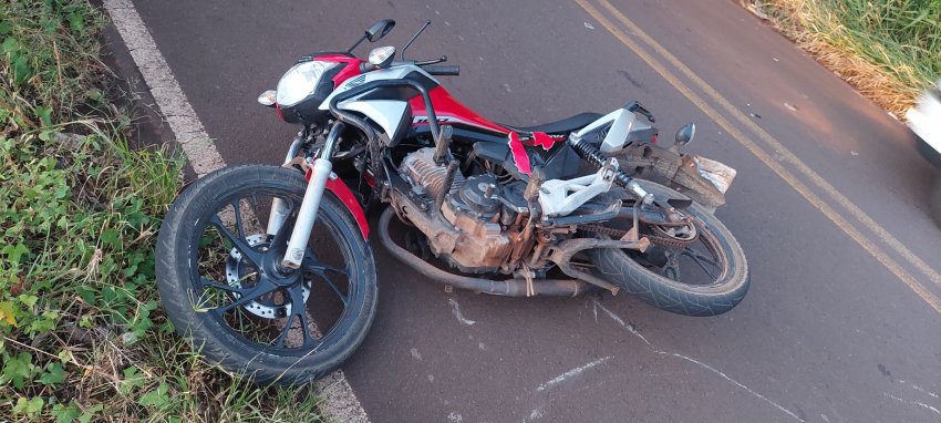 Colisão entre moto e carros em Palmitos resulta em motociclista gravemente ferido, encaminhado ao hospital pelo Corpo de Bombeiros