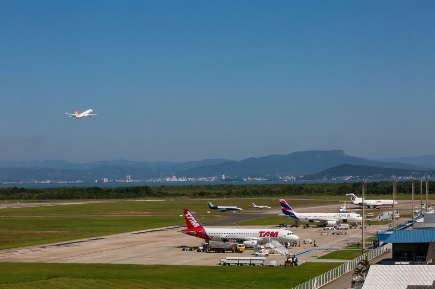 Em 2023, a movimentação de cargas e passageiros nos aeroportos de Santa Catarina registrou um crescimento significativo, superando a média nacional