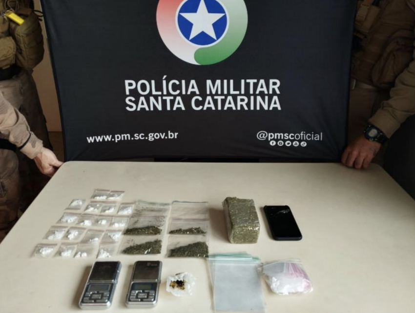 Além da drogas, foram encontradas porções de cocaína, haxixe e apetrechos usados na traficância