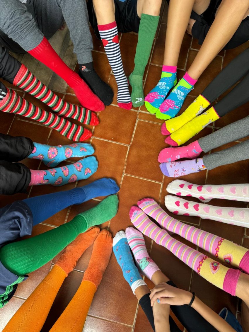 A Escola Dom Bosco aderiu à campanha "Lots of Socks", celebrando o Dia da Síndrome de Down com meias coloridas e descombinadas, promovendo inclusão e diversidade