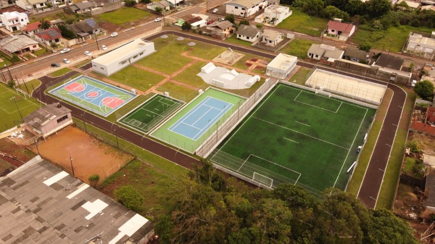 Complexo Esportivo João Zanotto é inaugurado em Xaxim, oferecendo 11.578,81 m² de opções de lazer, incluindo campo de futebol suíço, quadras esportivas e áreas de convivência