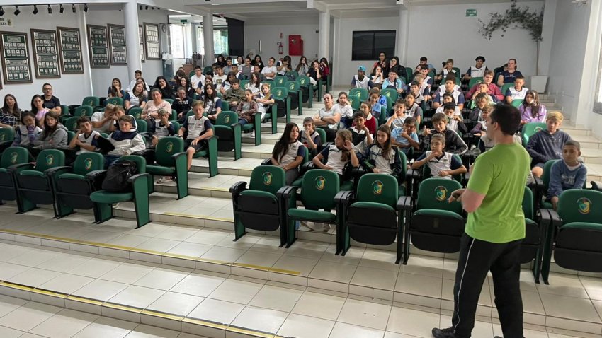 Palestra educativa sobre prevenção da dengue para alunos do 5º ao 9º ano foi ministrada por Gilberto Dinis Cozzer