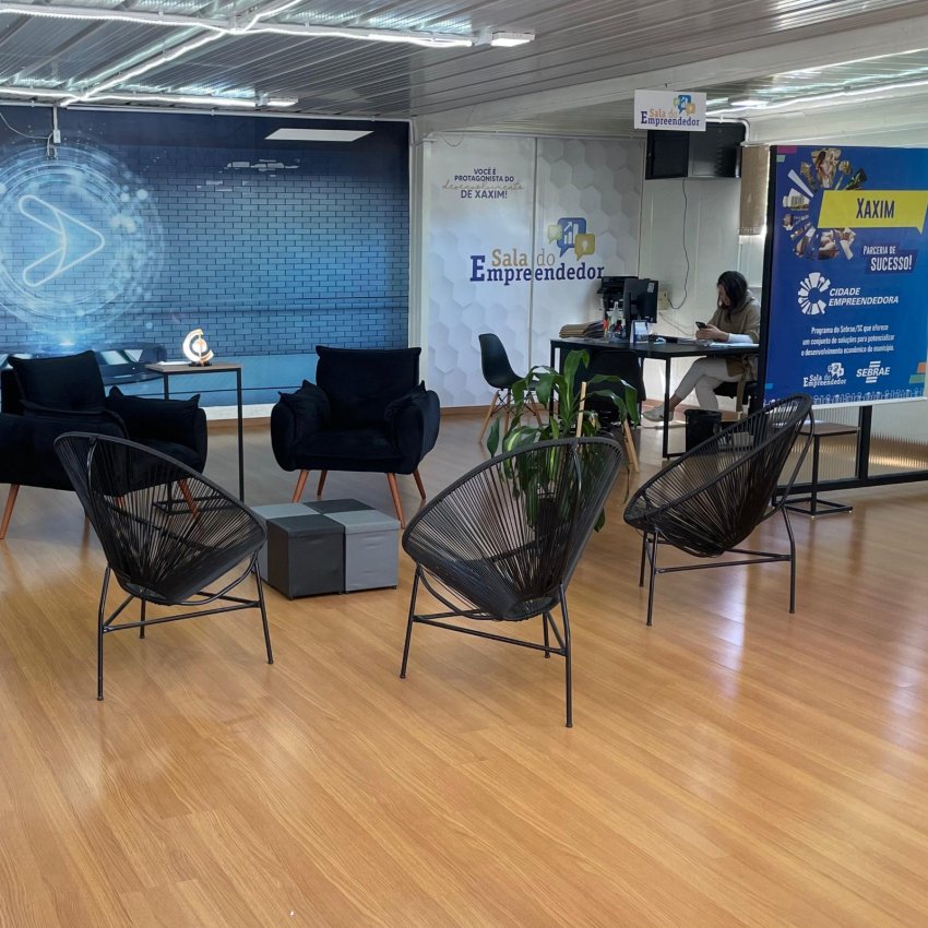 Sala do Empreendedor inaugurada em Xaxim em 2021 oferece serviços gratuitos para empresários, incluindo abertura de empresas e negociações tributárias, tornando-se referência nacional