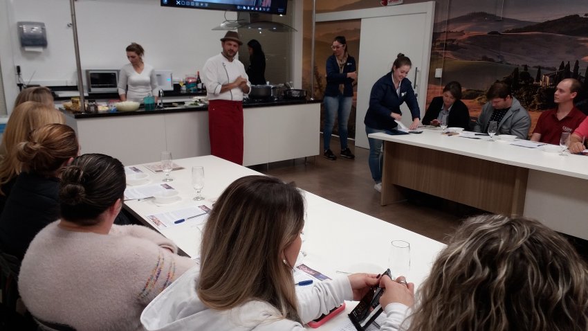 A capacitação ocorreu na cozinha do novo Superalfa e foi ministrada pela chef Berg Valcacio (Foto: CDL de Xaxim)