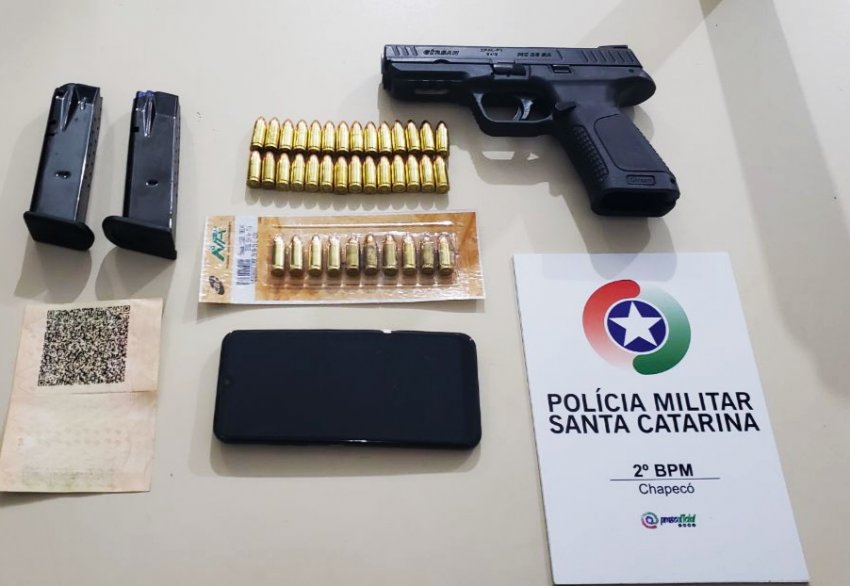 Arma com numeração suprimida e munições foram apreendidas pela Polícia Militar